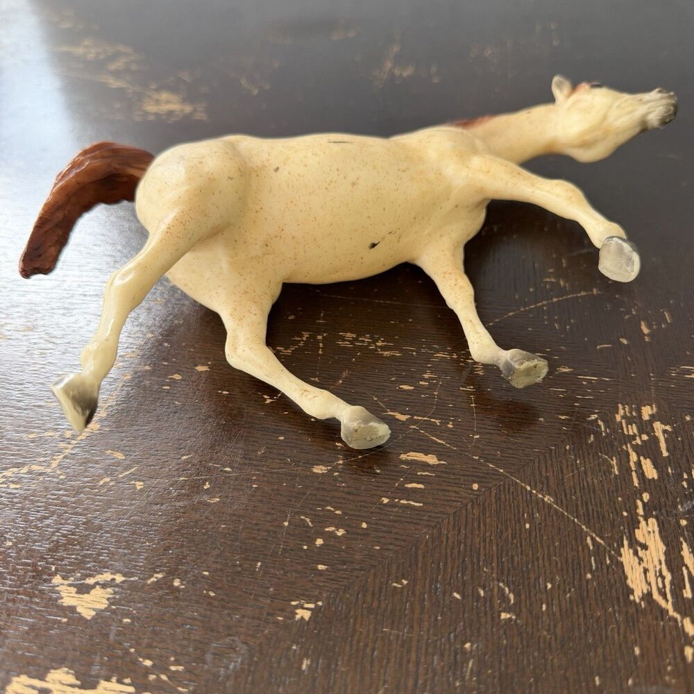 Breyer Classic Arabian Stallion Walking Light Cream Beige w Brown Mane & Tail - Picture 6 of 6
